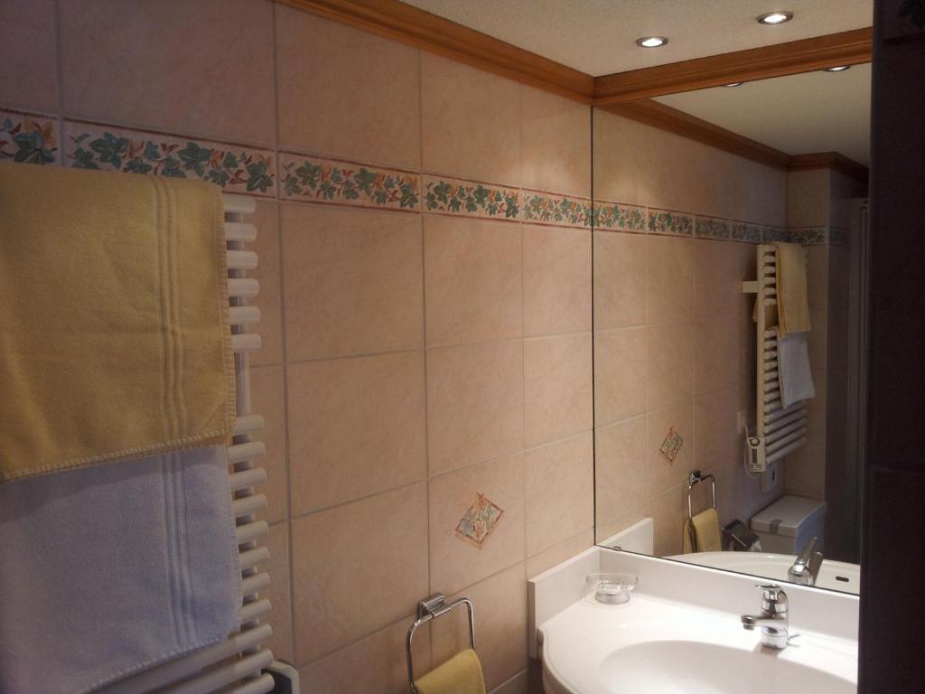 Hotel Dufour Alpin Superior - Adults Only Цермат Стая снимка